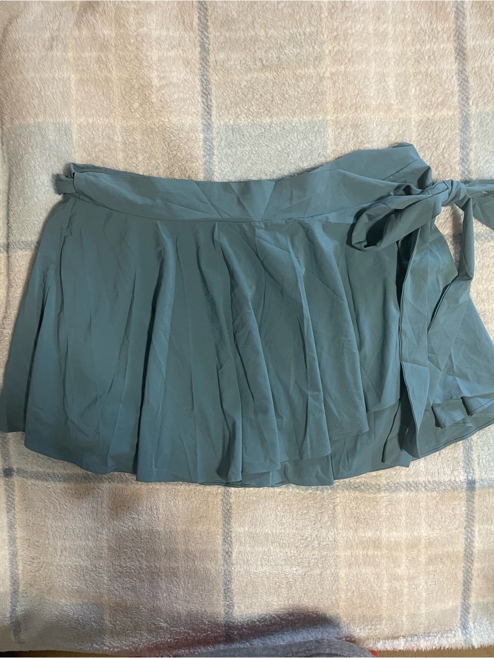 HALARA Pleated Tie-Waist Skort in Teal